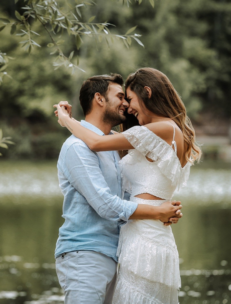 couple kissing